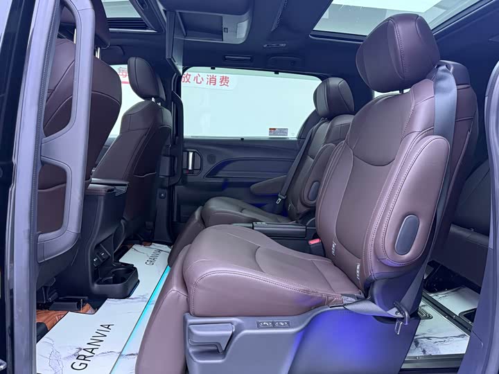 Фото 5 - Toyota Granvia