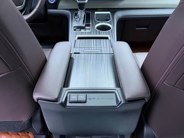 Фото 8 - Toyota Granvia