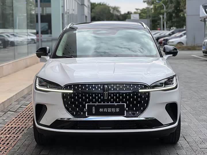 Фото 2 - Lincoln Corsair