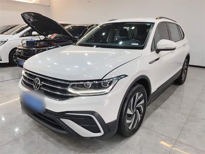 Фото 2 - Volkswagen Tiguan L Pro