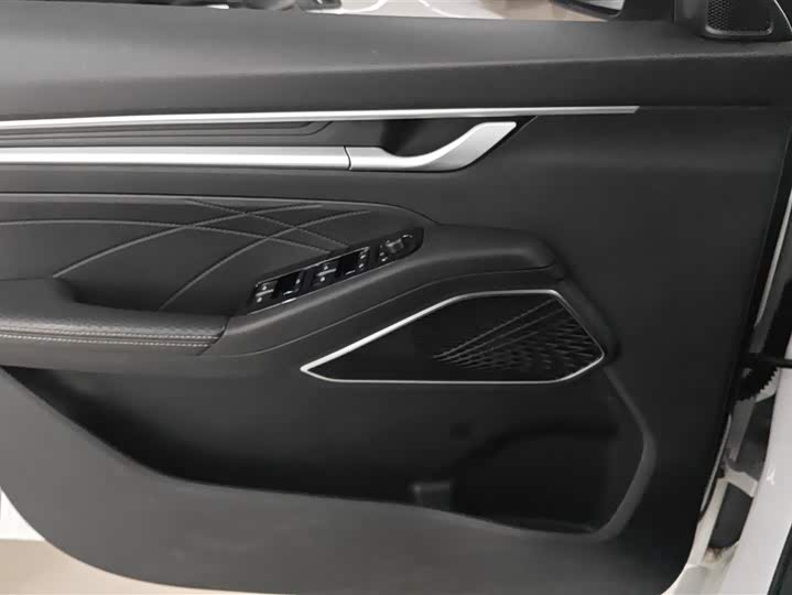 Фото 7 - Geely Emgrand