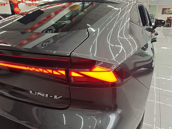 Фото 8 - Changan UNI-V