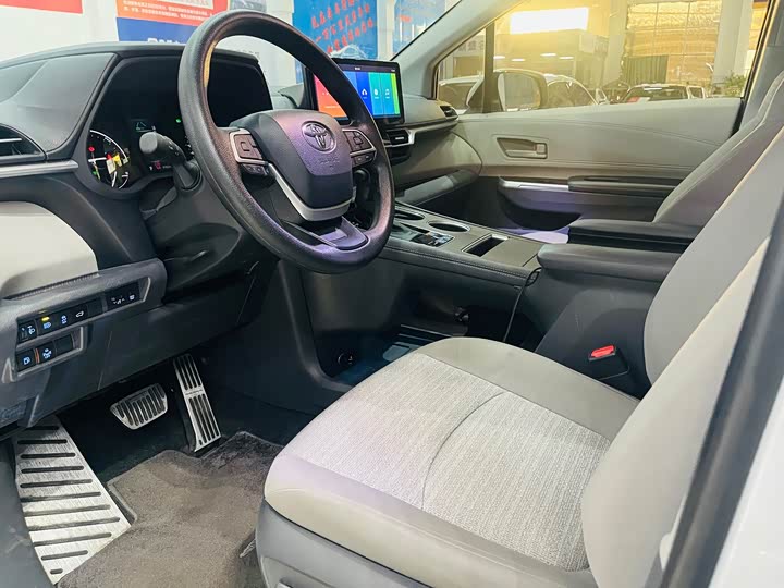 Фото 4 - Toyota Sienna