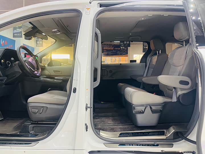 Фото 6 - Toyota Sienna
