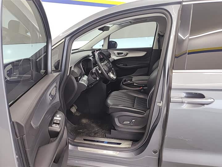 Фото 9 - Roewe iMax 8