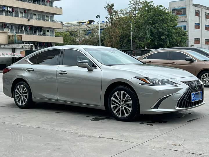 Фото 3 - Lexus ES