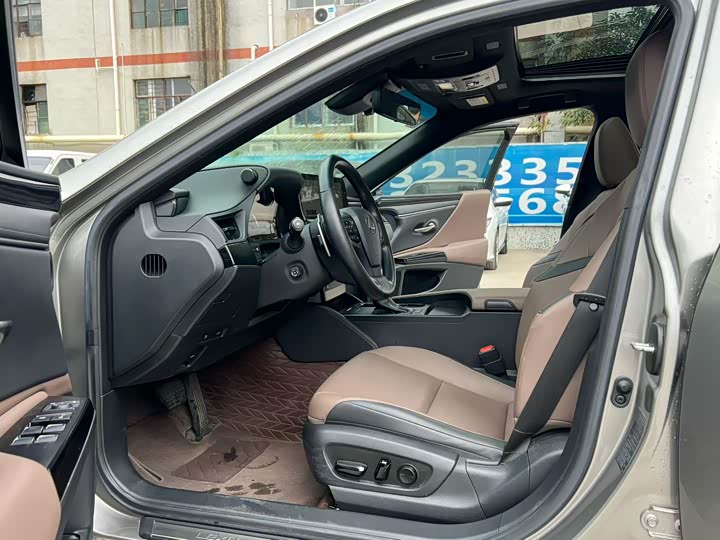 Фото 4 - Lexus ES