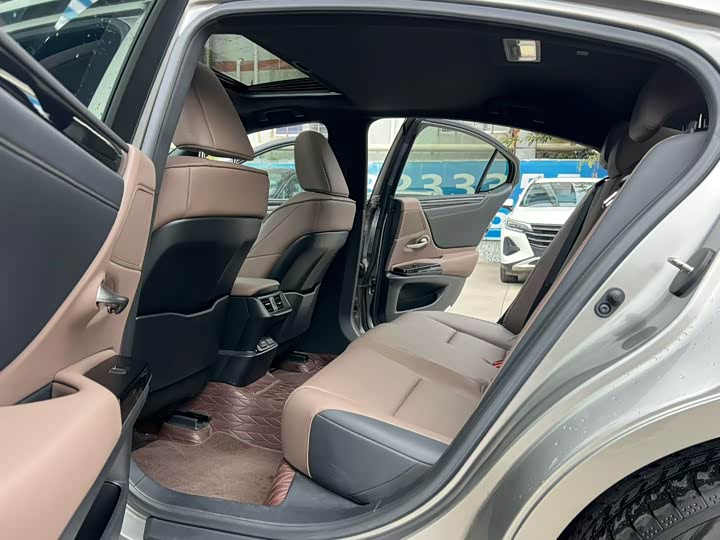 Фото 6 - Lexus ES