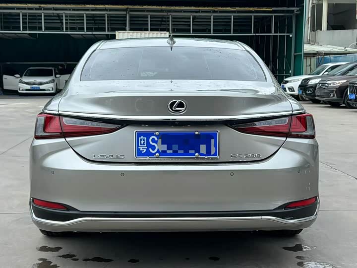 Фото 8 - Lexus ES