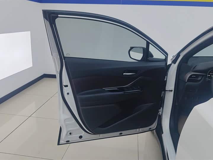 Фото 7 - Toyota C-HR EV