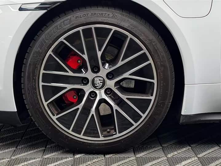 Фото 8 - Porsche Taycan