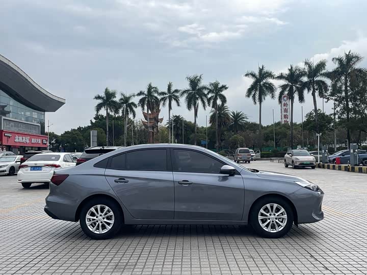 Фото 5 - Roewe i5