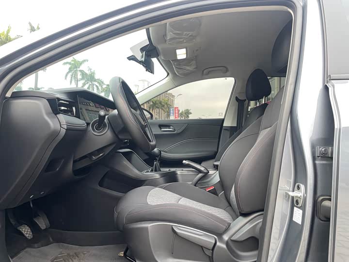 Фото 9 - Roewe i5