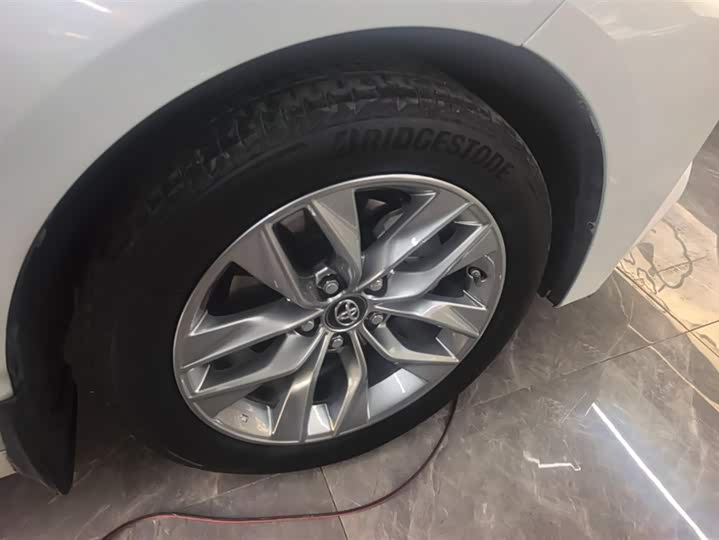 Фото 6 - Toyota Avalon