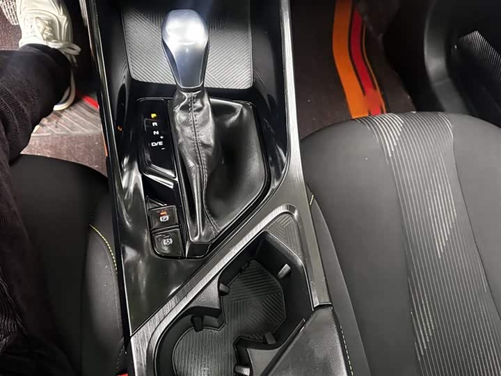 Фото 8 - Roewe i5