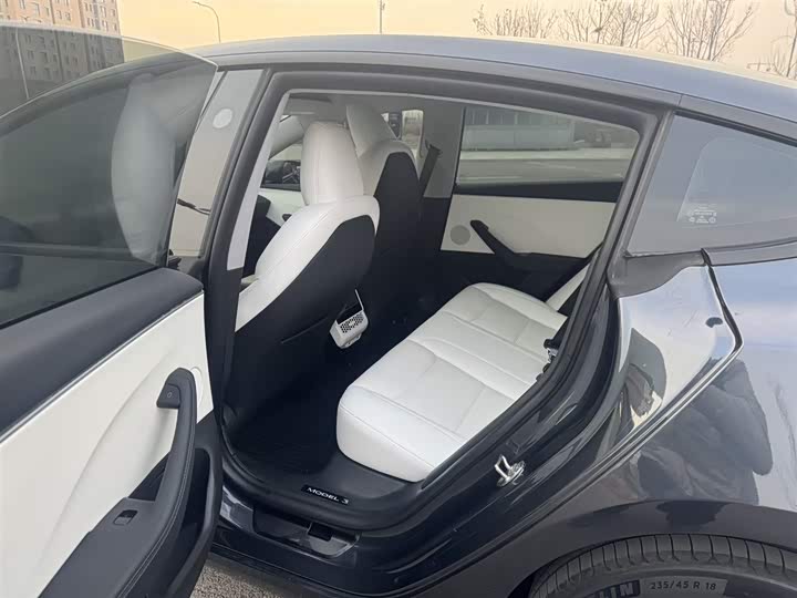 Фото 4 - Tesla Model 3