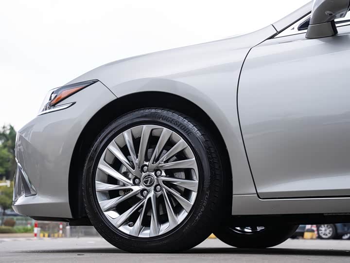 Фото 7 - Lexus ES