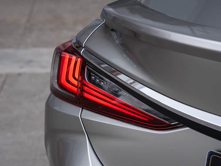 Фото 8 - Lexus ES