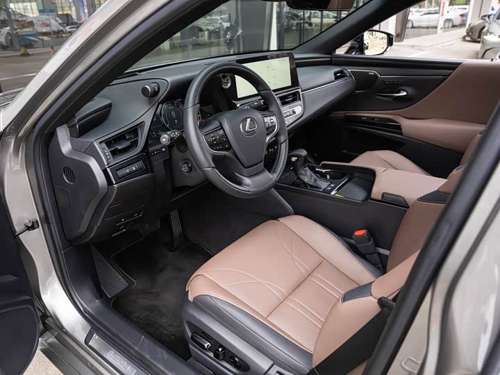 Фото 9 - Lexus ES