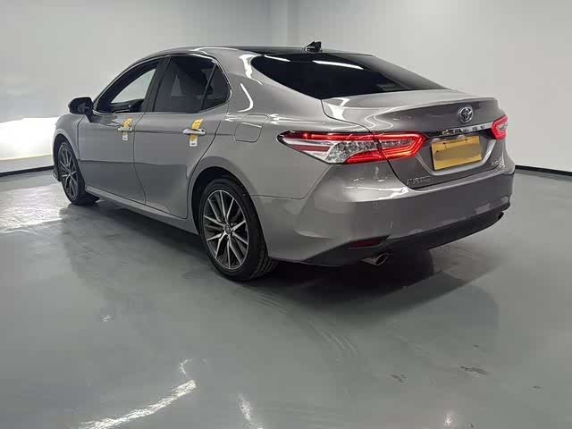 Фото 8 - Toyota Camry