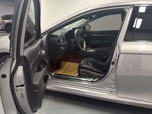 Фото 9 - Toyota Camry