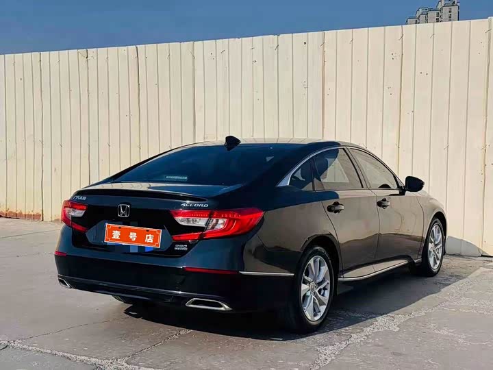 Фото 4 - Honda Accord