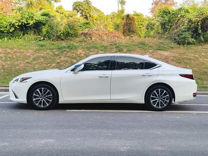 Фото 4 - Lexus ES
