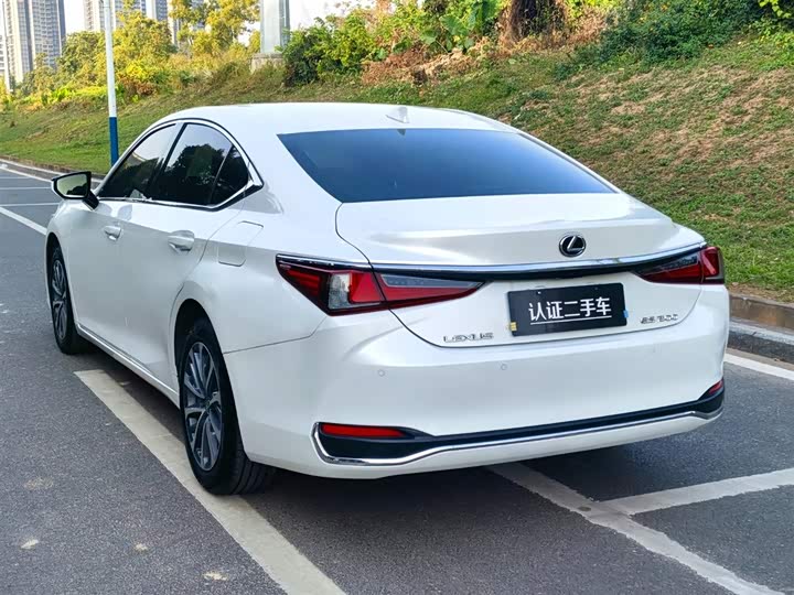 Фото 5 - Lexus ES