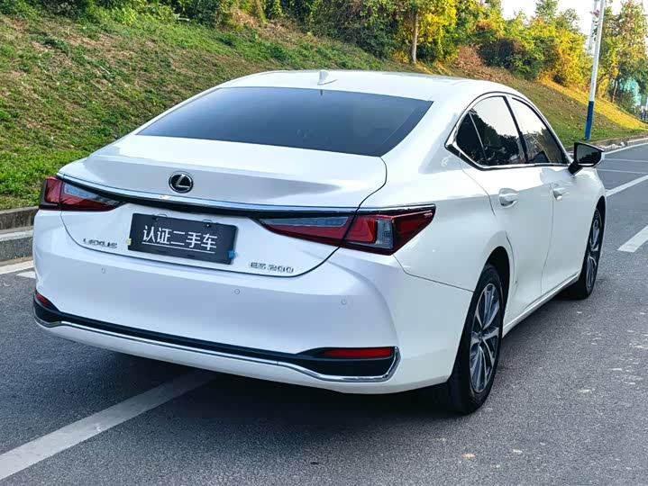 Фото 7 - Lexus ES