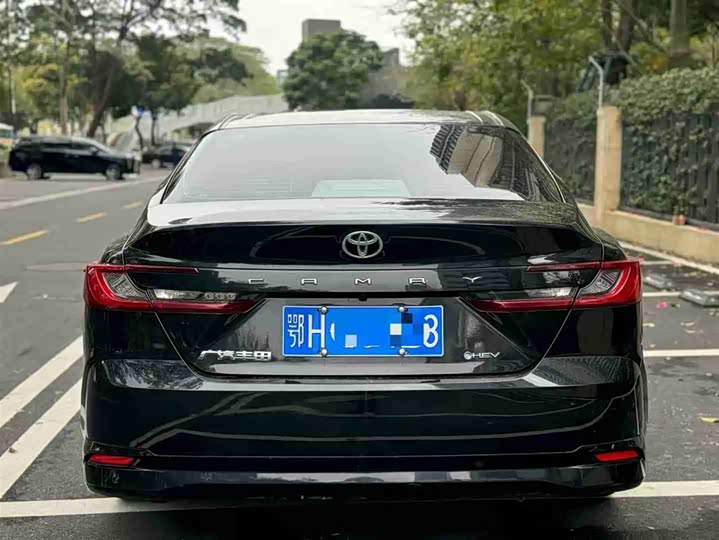 Фото 5 - Toyota Camry