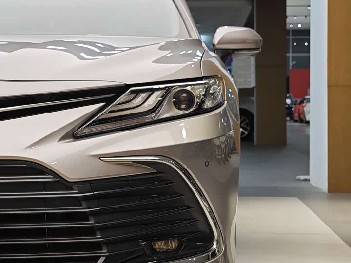 Фото 2 - Toyota Camry