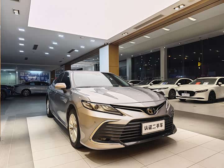 Фото 4 - Toyota Camry