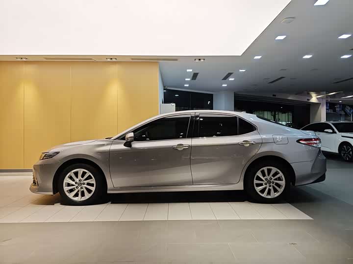 Фото 6 - Toyota Camry