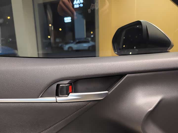 Фото 8 - Toyota Camry