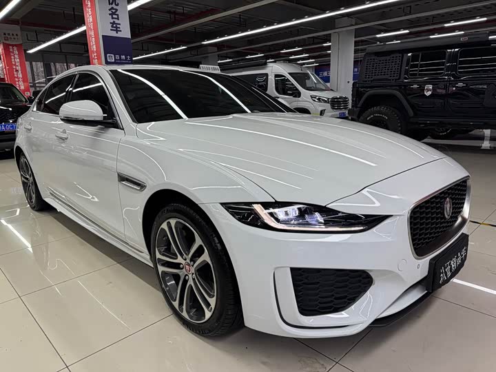 Фото 3 - Jaguar XE L