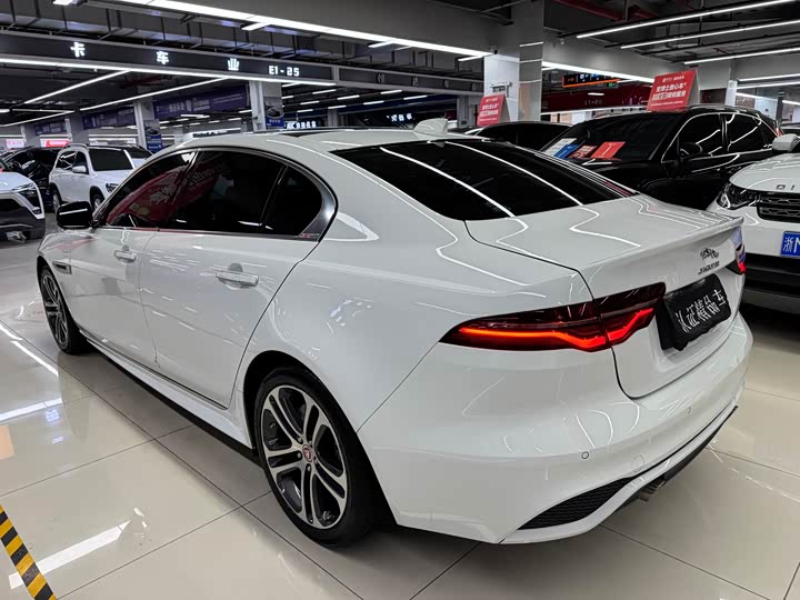 Фото 6 - Jaguar XE L