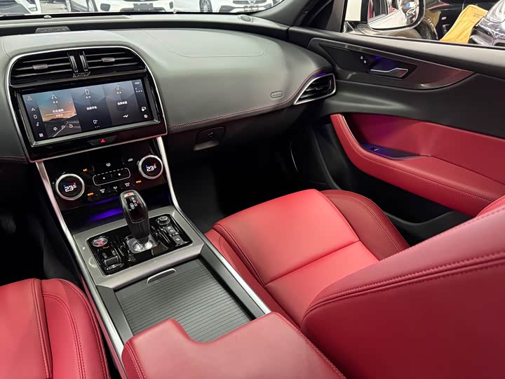 Фото 9 - Jaguar XE L