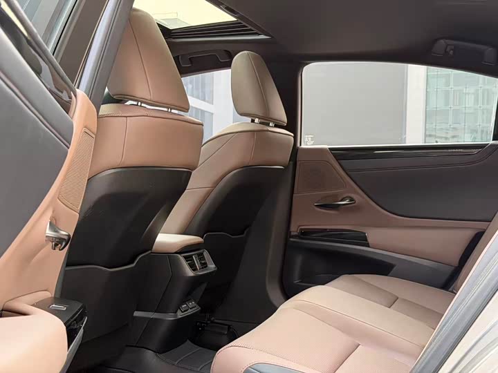 Фото 6 - Lexus ES