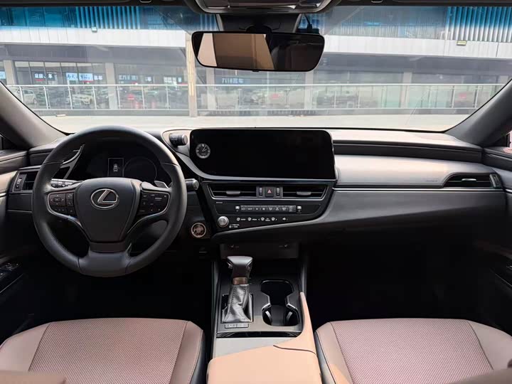 Фото 7 - Lexus ES