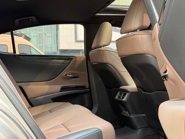 Фото 8 - Lexus ES