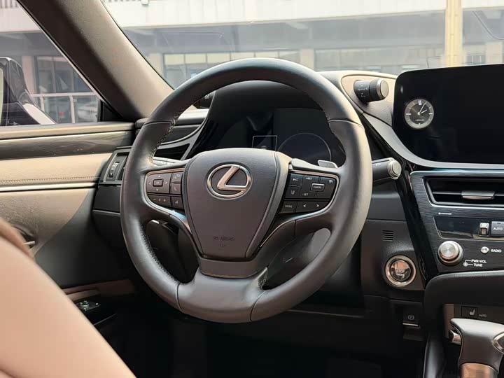 Фото 9 - Lexus ES