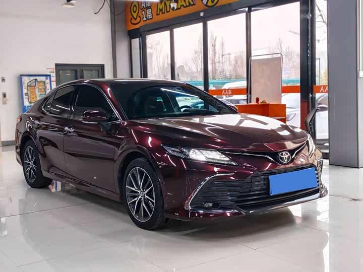 Фото 3 - Toyota Camry