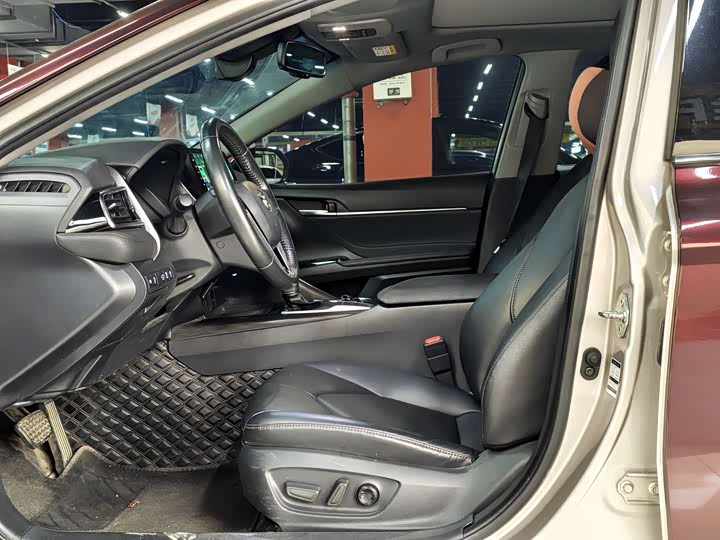 Фото 5 - Toyota Camry