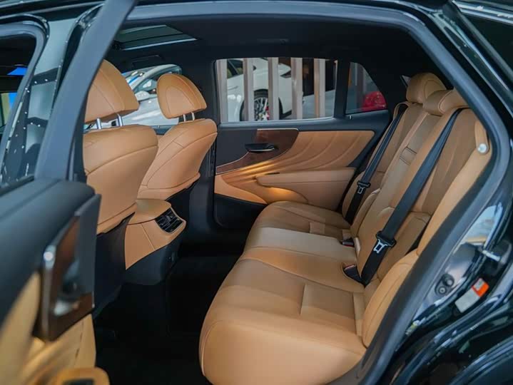 Фото 3 - Lexus LS