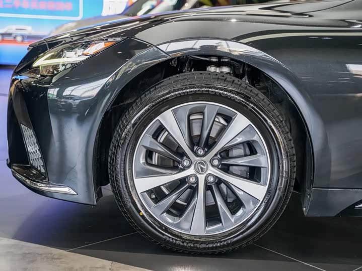 Фото 8 - Lexus LS