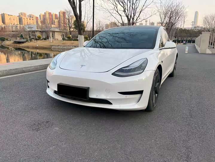 Фото 1 - Tesla Model 3