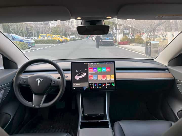 Фото 4 - Tesla Model 3