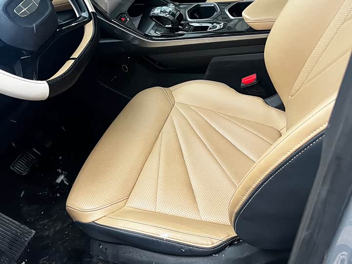 Фото 4 - Geely Atlas L