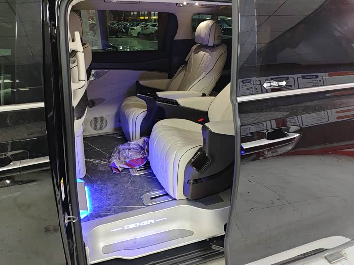 Фото 5 - Denza D9