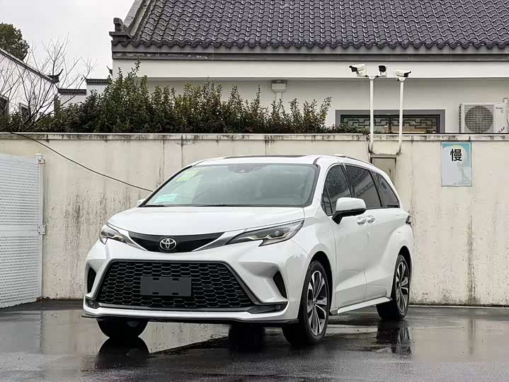 Фото 1 - Toyota Granvia